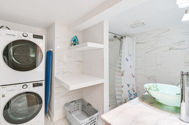 Building Photo - 815 Donata Rd