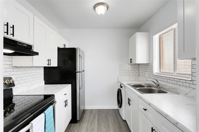 Building Photo - 2000 15th Ct NW