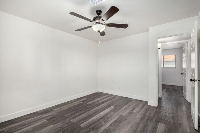 Building Photo - Two Bedroom with Yard & Washer/Dryer - 4 Weeks of Free Rent!