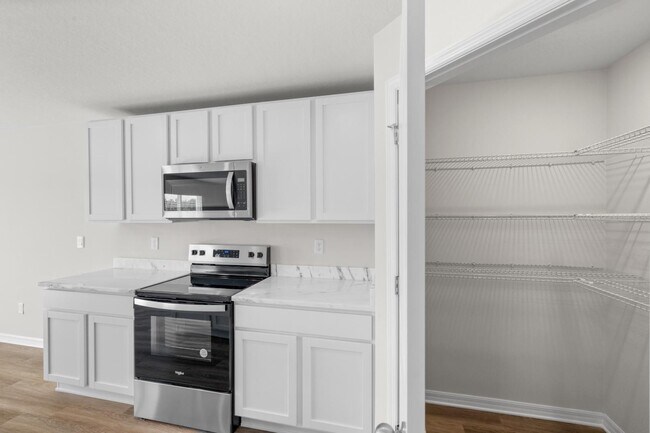 Building Photo - Spacious 5 Bedroom in Parrish!