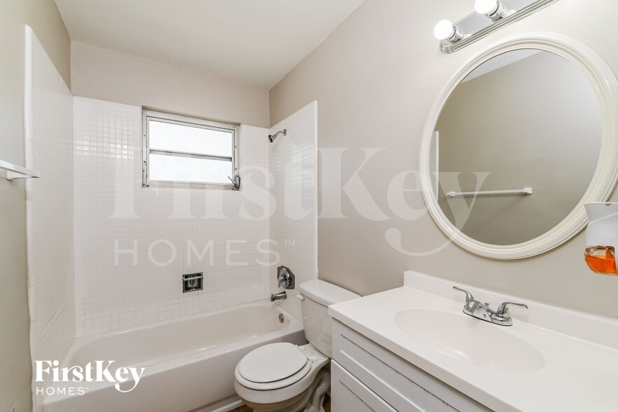 Building Photo - 510 NE 14th Ave