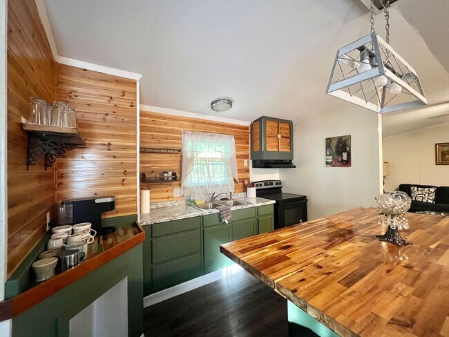 Building Photo - Three Bedroom Home with a Spacious Backyard