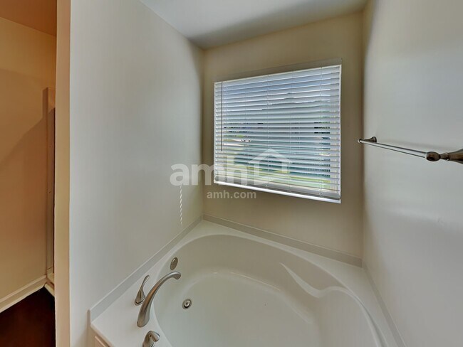 Building Photo - 306 Stable View Loop