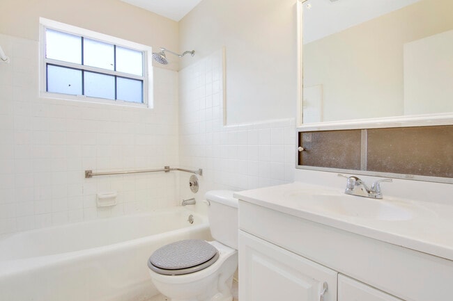 Building Photo - 527 W Jasmine Dr