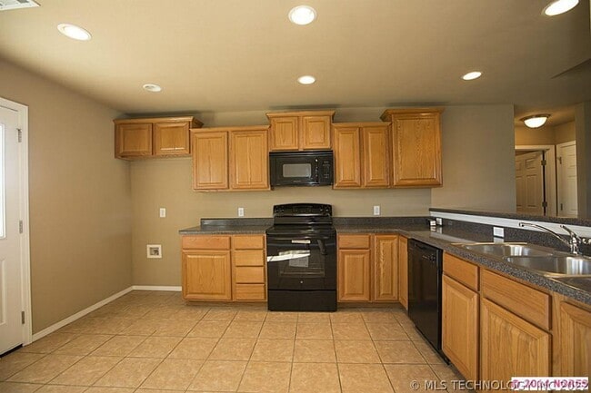 Building Photo - Beautiful 3 Bed 2 Bath Home with New Plank...
