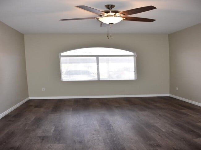 Building Photo - Fully remodeled ground floor 2BR unit in gated Mission Ridge - with garage!