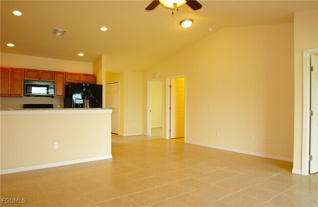 Building Photo - 530 SE 5th Ave