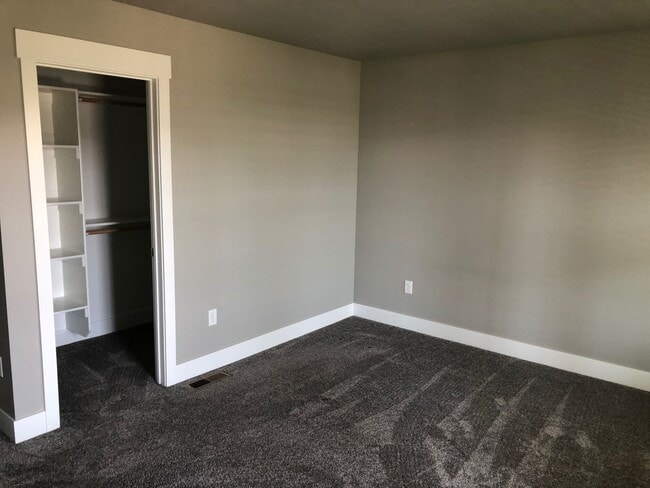 Building Photo - Gorgeous 3 bed townhome