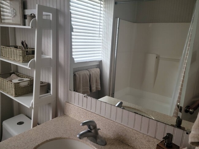 Building Photo - 524 E Gwinnett Ln