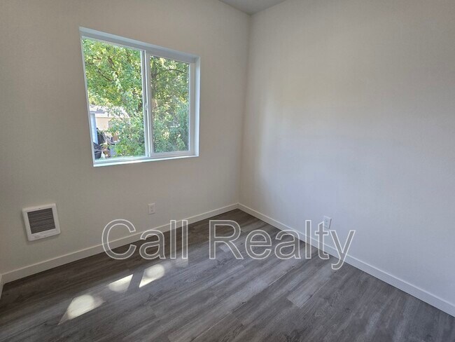Building Photo - 4215 N Locust Rd