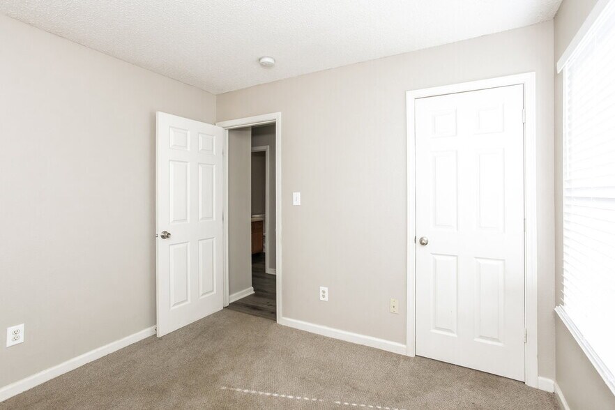 Building Photo - 5558 Wild Horse Dr