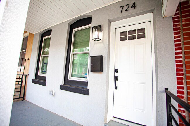 Building Photo - 724 N Dekalb St