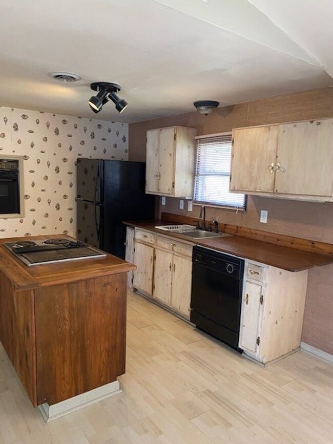 Building Photo - Introducing a charming 3-bedroom, 2-bathroom house located in the desirable Carolina Beach, NC.