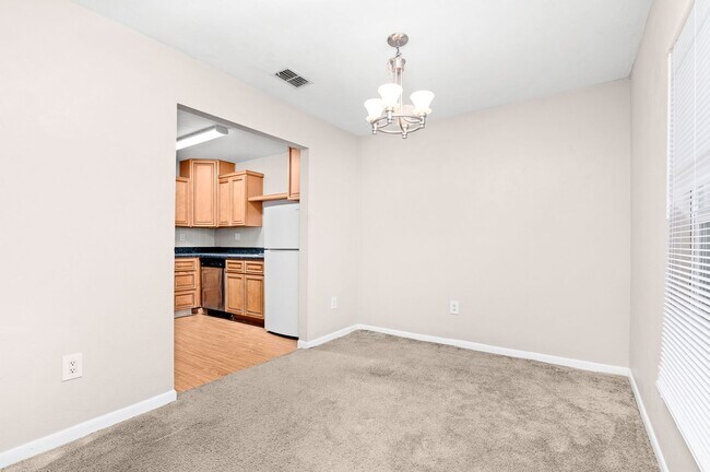 Building Photo - 2 Bed 1.5 Bath Condo