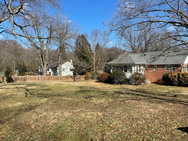 Large fenced backyard - 3322 Wraywood Pl