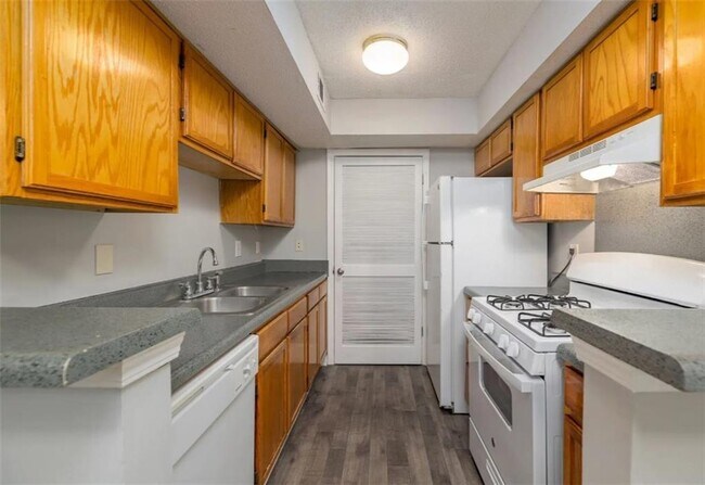 Building Photo - 875 Hank Aaron Dr SW