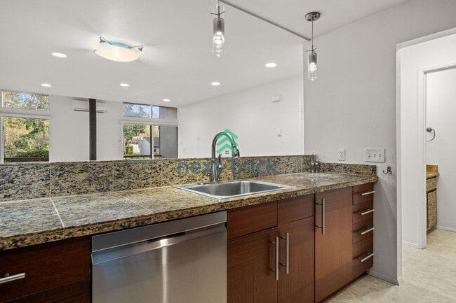 Building Photo - 2 BED & 1.75 BATH FOR RENT