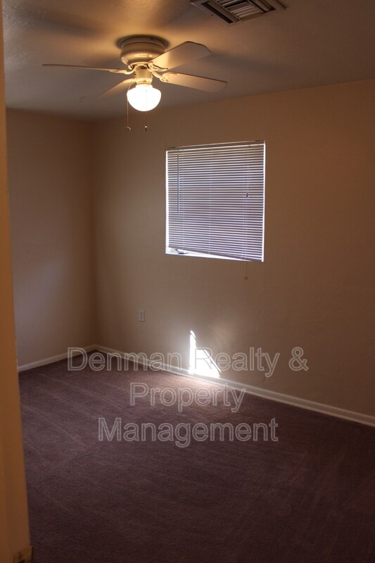 Building Photo - 910 S Una Ave