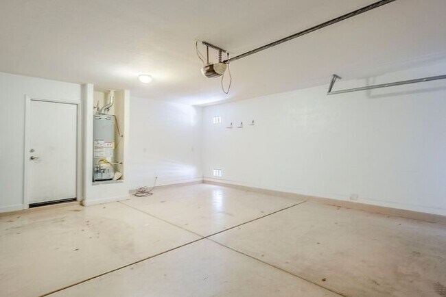 Building Photo - Bright & Airy 4-Bedroom in Willow Ridge Co...