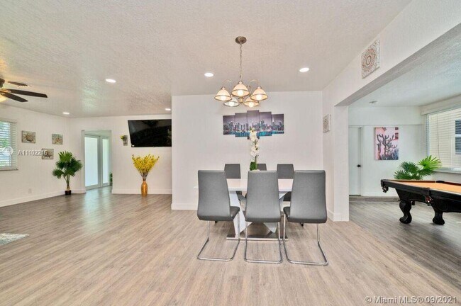 Building Photo - 5510 Pierce St