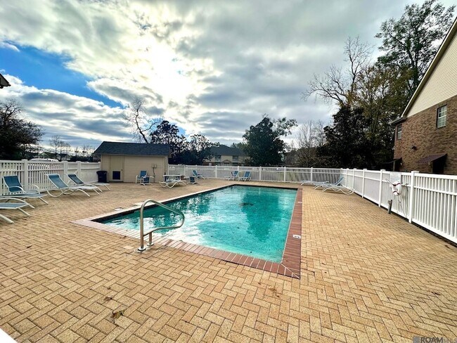 Building Photo - 900 Dean Lee Dr