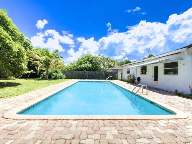 Building Photo - 218 S Sequoia Dr