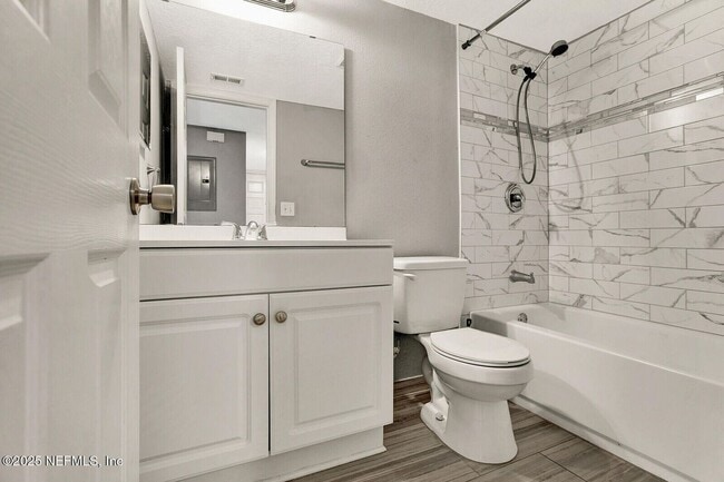 Building Photo - 1 bedroom/ 1 bathroom condo in highly soug...