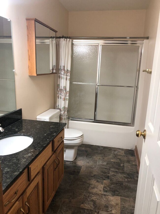 Building Photo - 2 Bedroom / 1.5 Bath Condo