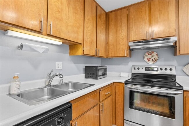 Building Photo - SKI LEASE:  Updated Townhome in Wooded, Central North Lake Location!