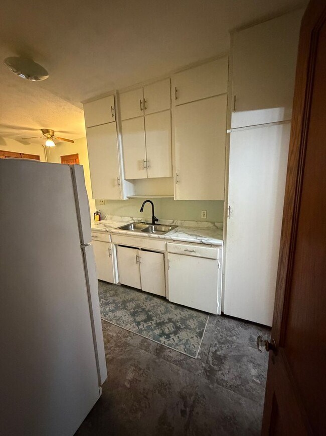 Building Photo - 316 N Sycamore St