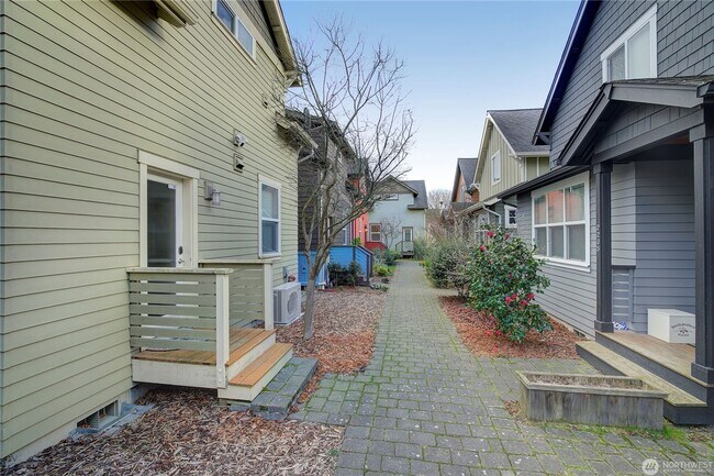 Building Photo - 2Bd/1.75Ba Seattle Home