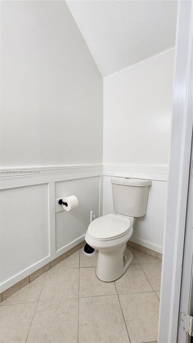 Building Photo - 343 NE 36th Terrace