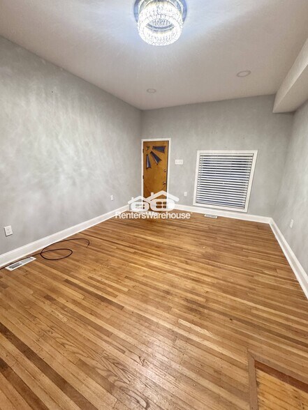 Building Photo - 627 S Curley St