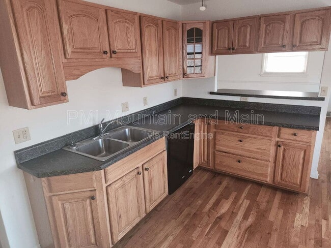 Building Photo - 52 Blake Dr