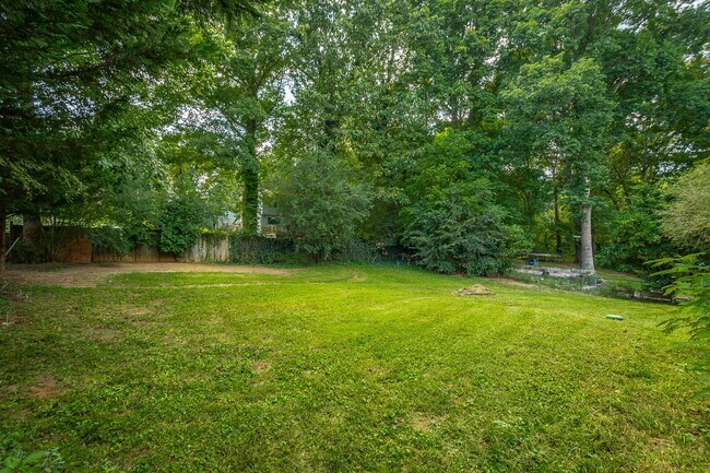 Building Photo - Spacious House in Hixson