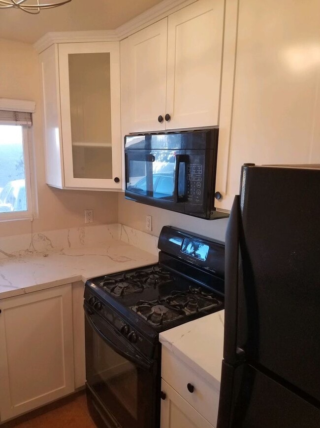 Building Photo - Beautiful Remodeled 1 Bedroom/1 Bath Lower Level Condo in Oceanside