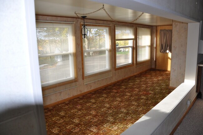 4 season porch - 1111 Forest St