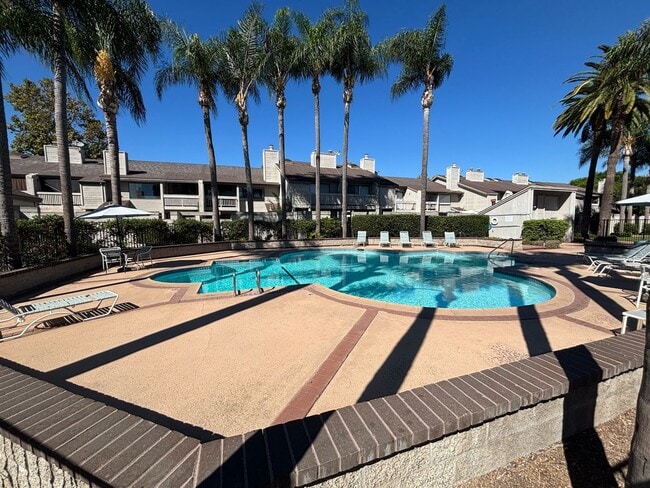 Building Photo - Updated 2 Bedroom home in Fullerton