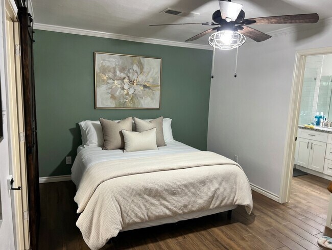 Building Photo - 221 Hyta St