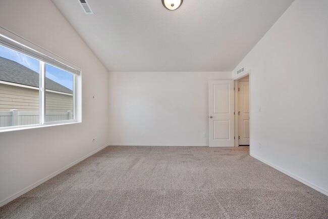 Building Photo - Bright 3-Bedroom Retreat with 2 Full Baths...