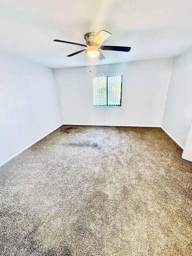 Building Photo - Low-Maintenance 2 Bedroom Condo with Modern Comforts