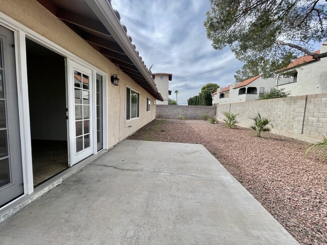 Building Photo - Gorgeous Single Story 3 Bed, 2 Bath Single...