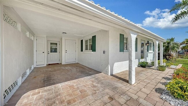 Building Photo - 909 Spanish Dr N