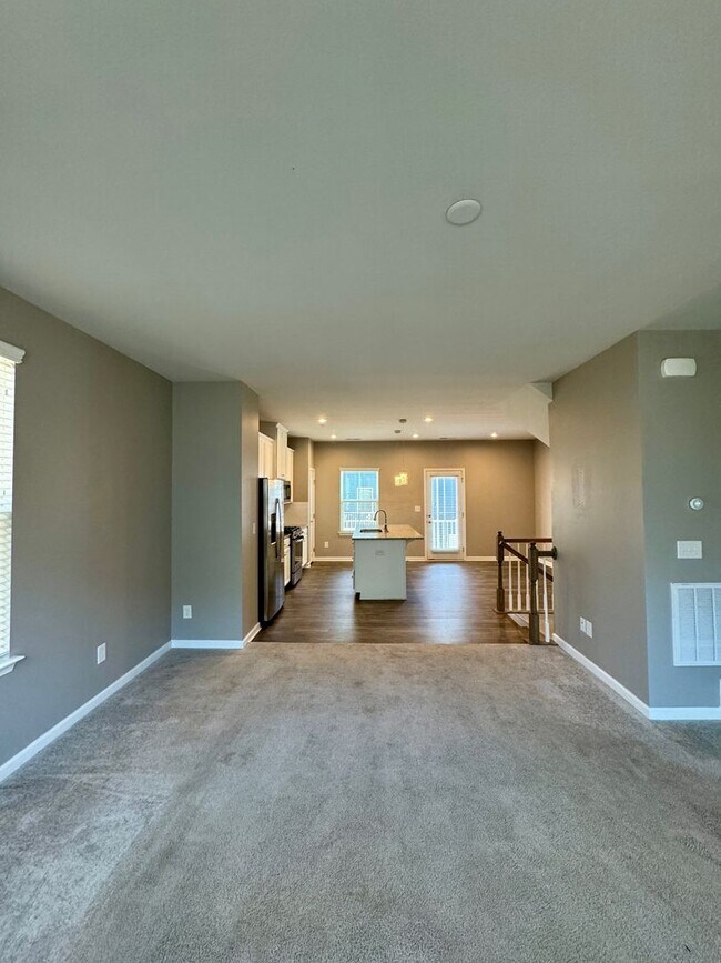 Building Photo - 3BR/2.5BA End Unit Townhome