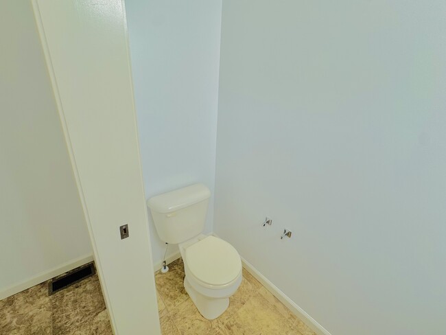 Building Photo - 2102 Oakwood Dr