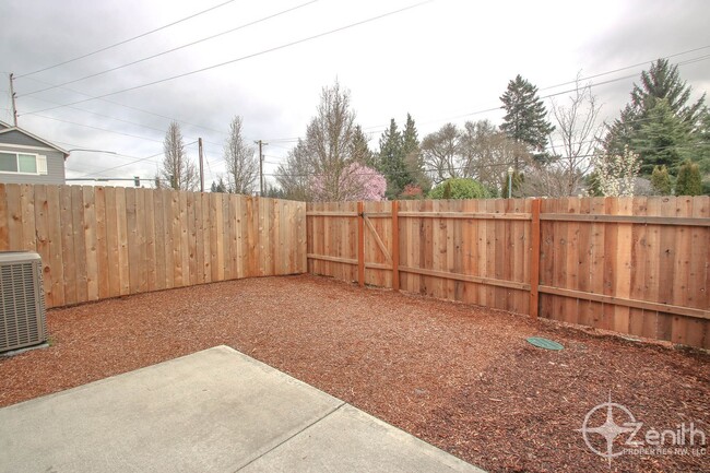 Building Photo - Conveniently Located 3 Bedroom Town Home i...