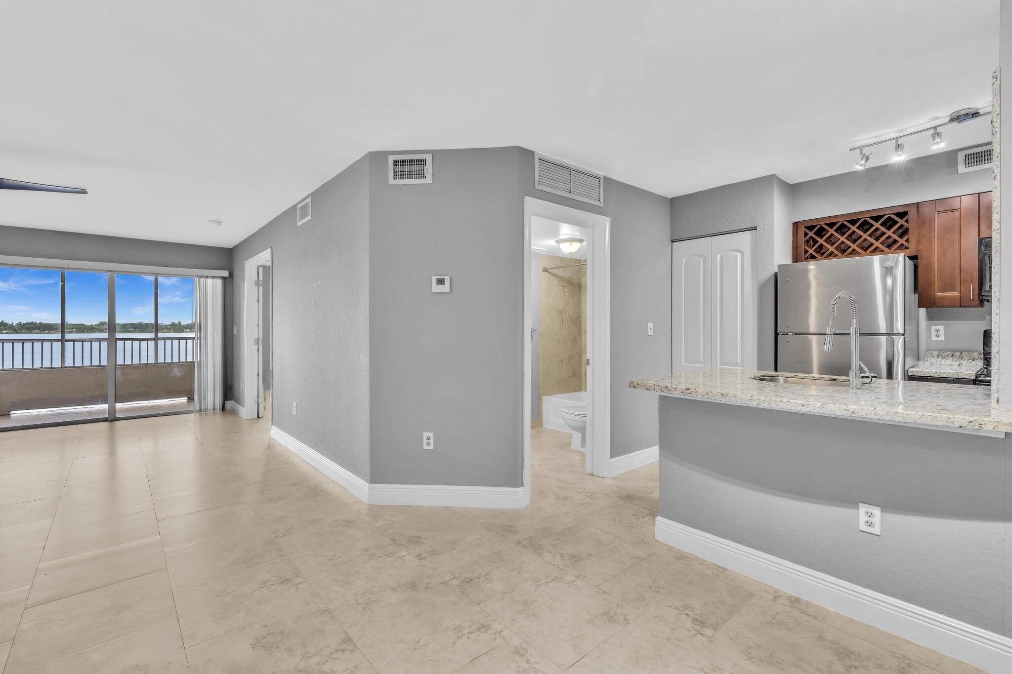 Building Photo - 2811 N Oakland Forest Dr