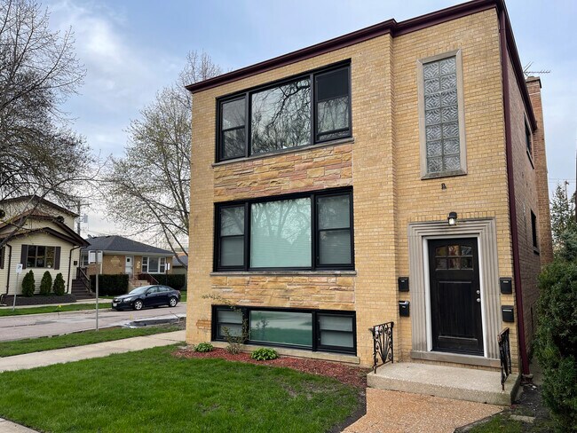 Building Photo - 5259 N Leamington Ave