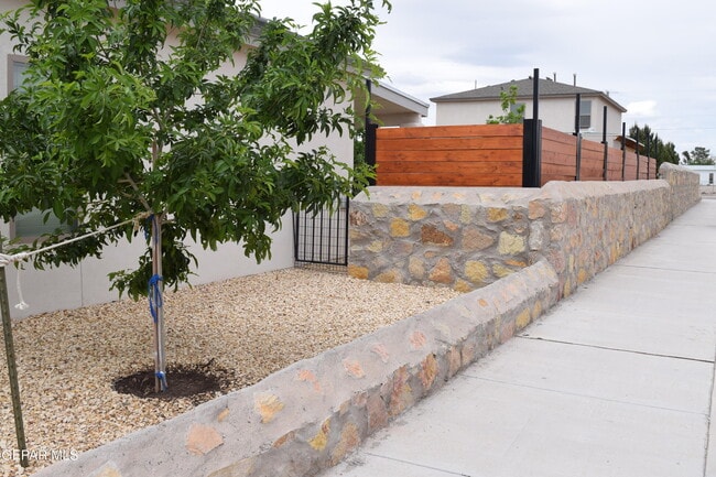 Building Photo - 355 Sol Ct