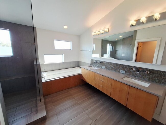 Building Photo - 607 Peacock Ln